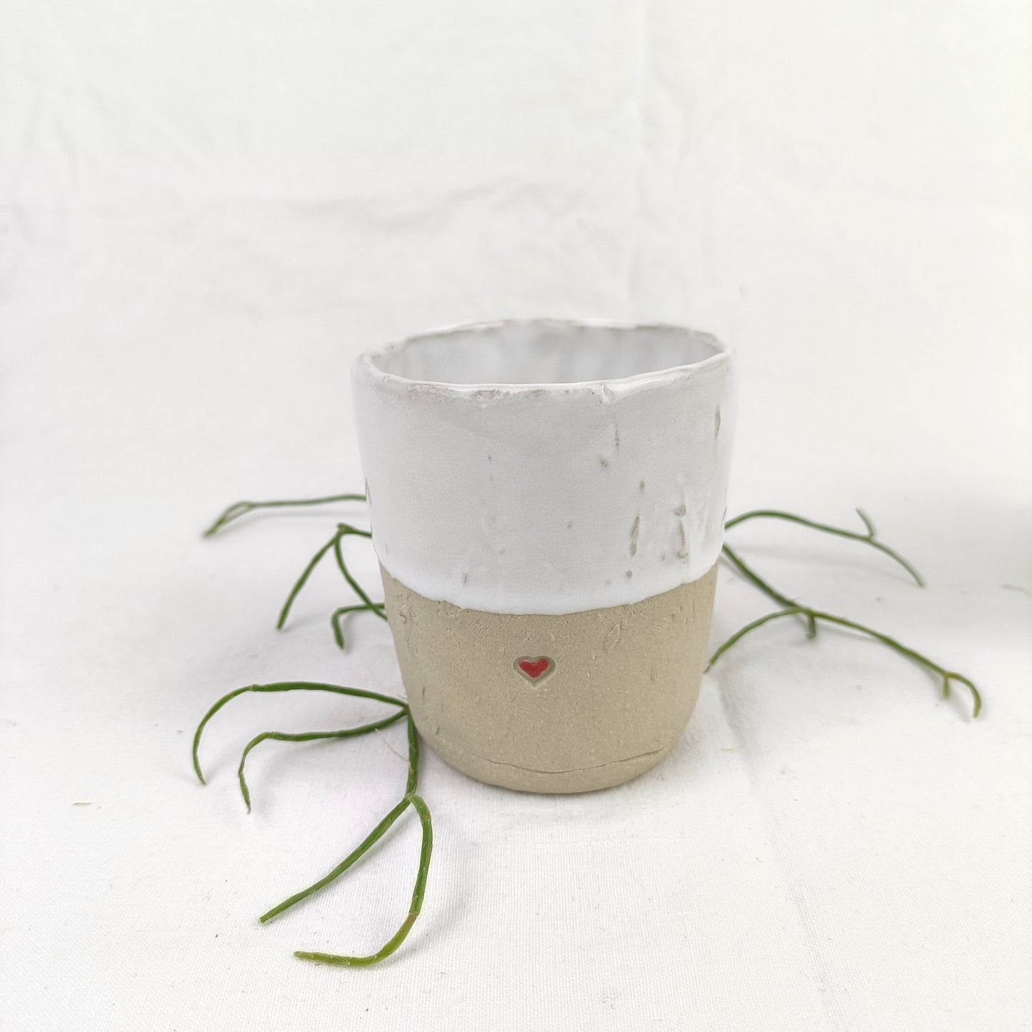 Handgefertigter Keramik Becher mit Herz - ready to ship