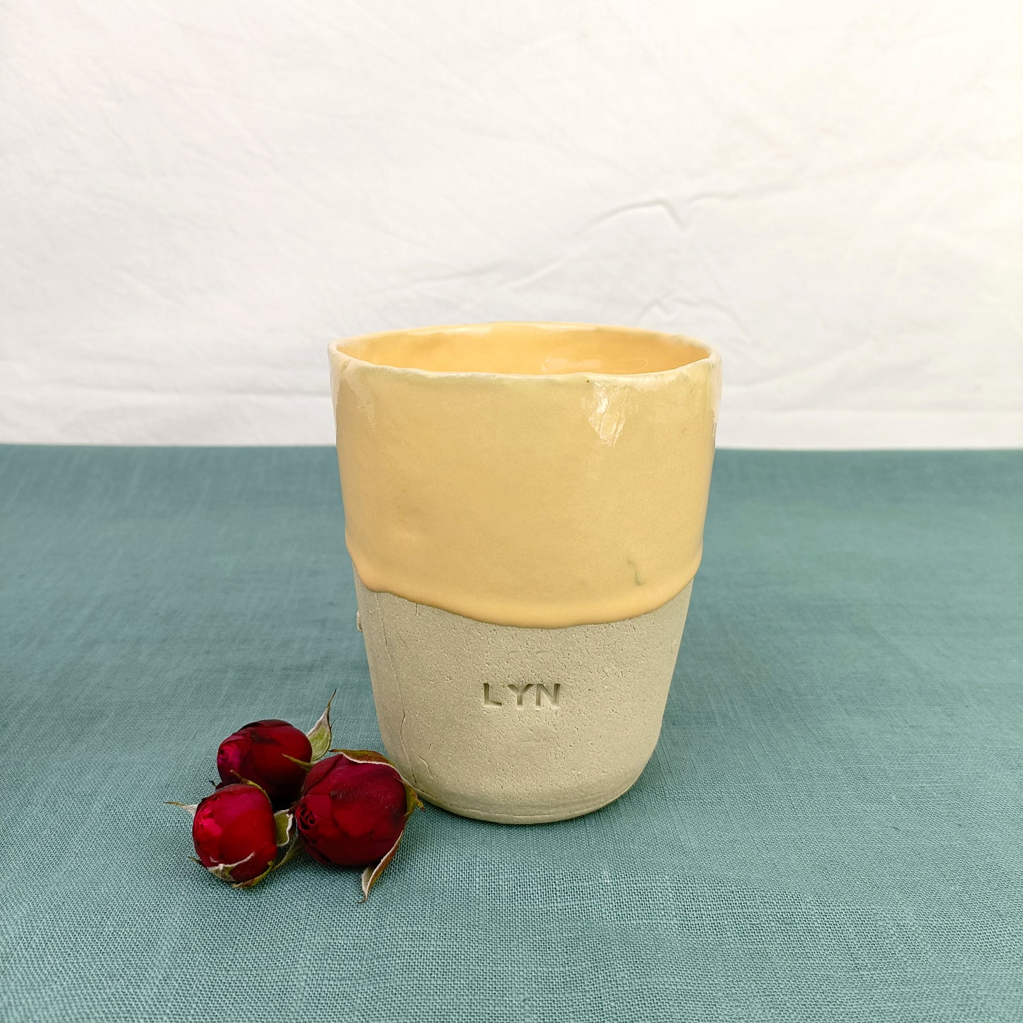 Handgemachter personalisierter Keramik Becher groß