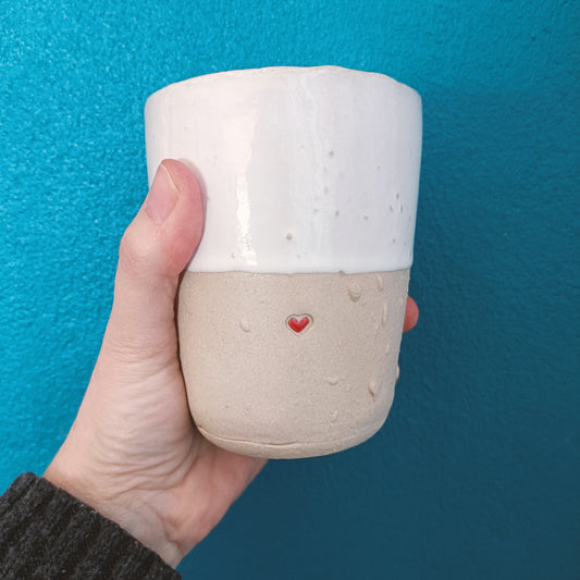 Handgefertigter Keramik Becher mit Herz - ready to ship